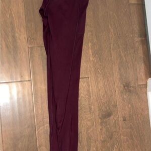Victoria Secrets size 4 plum incredible essential pocket leggings